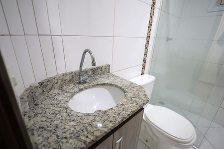 Banheiro de apartamento à venda com 2 quartos, 64m² em Vila Eldizia, Santo André