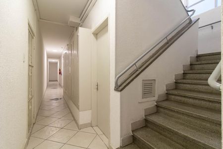 Apartamento à venda com 40m², 1 quarto e sem vaga Apartamento à venda com 40m², 1 quarto e sem vagaEscada
