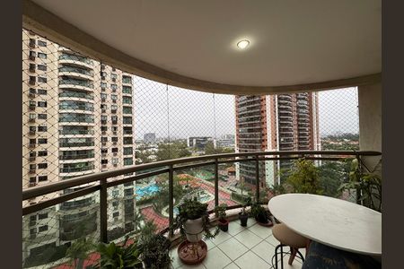 Apartamento para alugar com 105m², 4 quartos e 2 vagas Apartamento para alugar com 105m², 4 quartos e 2 vagasVaranda