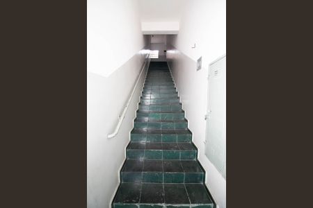 Apartamento para alugar com 55m², 2 quartos e sem vagaEscada- Hall Social
