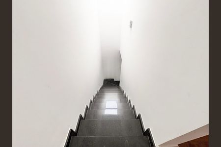 Casa à venda com 103m², 3 quartos e 2 vagas Casa à venda com 103m², 3 quartos e 2 vagasEscada