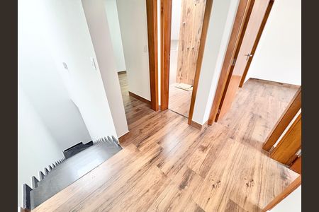 Casa à venda com 103m², 3 quartos e 2 vagas Casa à venda com 103m², 3 quartos e 2 vagasHall dos Quartos