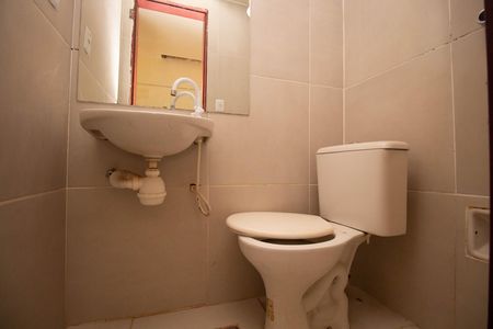 Banheiro de kitnet/studio para alugar com 1 quarto, 22m² em Shcn, Brasília