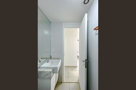 Banheiro de apartamento para alugar com 2 quartos, 45m² em Jardim Sabara, São Paulo
