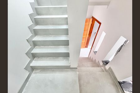 Casa à venda com 140m², 3 quartos e 2 vagas Casa à venda com 140m², 3 quartos e 2 vagasEscada para Garagem