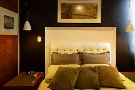 Apartamento para alugar com 110m², 2 quartos e 1 vaga Apartamento para alugar com 110m², 2 quartos e 1 vagaCama com cabeceira branca e colchões de cores diferentes, com iluminação adequada e decoração simples.