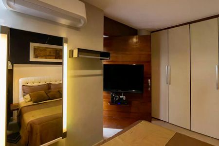 Apartamento para alugar com 110m², 2 quartos e 1 vaga Apartamento para alugar com 110m², 2 quartos e 1 vagaQuarto com cama de casal, espelho, ar condicionado e TV.