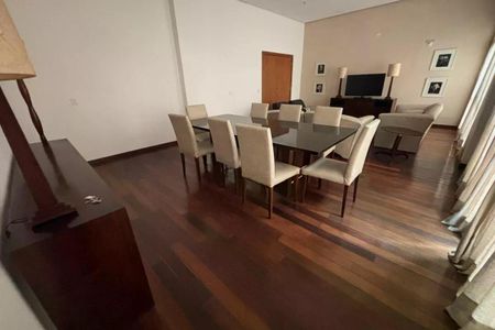 Apartamento para alugar com 110m², 2 quartos e 1 vaga Apartamento para alugar com 110m², 2 quartos e 1 vagaSala com mesa de vidro e cadeiras de couro, iluminada por lâmpadas de mesa e com TV a cabo.