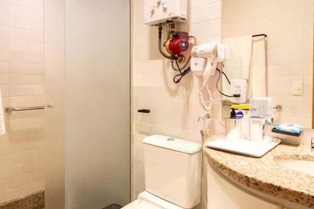 Apartamento para alugar com 110m², 2 quartos e 1 vaga Apartamento para alugar com 110m², 2 quartos e 1 vagaBanheiro com chuveiro, pia e vaso sanitário branco, com uma toalha branca pendurada no espelho, e uma torneira vermelha no chuveiro.