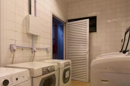 Apartamento para alugar com 110m², 2 quartos e 1 vaga Apartamento para alugar com 110m², 2 quartos e 1 vagaLavanderia com geladeiras e secadoras, paredes de azulejos e porta de madeira.