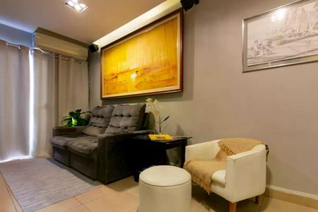 Apartamento para alugar com 110m², 2 quartos e 1 vaga Apartamento para alugar com 110m², 2 quartos e 1 vagaSala com sofá, mesa e cadeira, com pintura em estilo moderno e iluminação adequada.