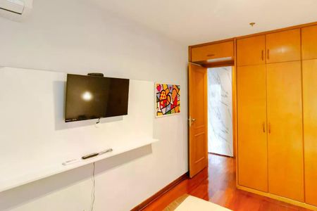 Apartamento para alugar com 110m², 2 quartos e 1 vaga Apartamento para alugar com 110m², 2 quartos e 1 vagaTV e porta de entrada de um quarto com móveis de madeira e piso de parquet.