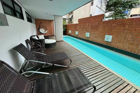 Apartamento para alugar com 110m², 2 quartos e 1 vaga Apartamento para alugar com 110m², 2 quartos e 1 vagaPiscina com deck de madeira e cadeiras de praia, cercada por uma parede de tijolos e uma varanda com móveis de jardim.
