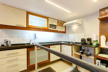 Apartamento para alugar com 110m², 2 quartos e 1 vaga Apartamento para alugar com 110m², 2 quartos e 1 vagaCozinha com móveis de madeira e azulejos brancos, equipada com geladeira, fogão e micro-ondas.