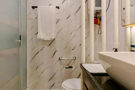 Apartamento para alugar com 110m², 2 quartos e 1 vaga Apartamento para alugar com 110m², 2 quartos e 1 vagaBanheiro com piso de porcelanato, vaso sanitário e pia branca, com uma toalha branca pendurada no suporte de toalha.