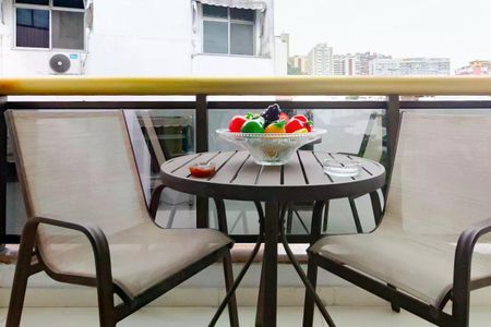 Apartamento para alugar com 110m², 2 quartos e 1 vaga Apartamento para alugar com 110m², 2 quartos e 1 vagaVaranda com vista para a cidade, com mesa e cadeiras, e um fruto de vidro no centro.
