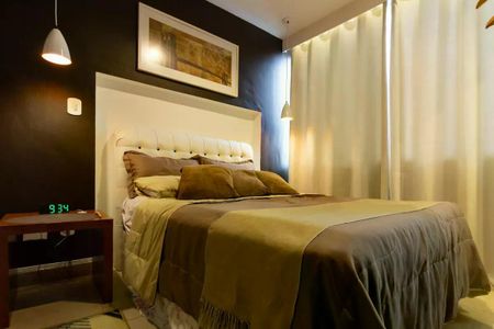 Apartamento para alugar com 110m², 2 quartos e 1 vaga Apartamento para alugar com 110m², 2 quartos e 1 vagaCama com cabeceira branca e colchão com cobertor e travesseiro, com iluminação e cortinas de lado.