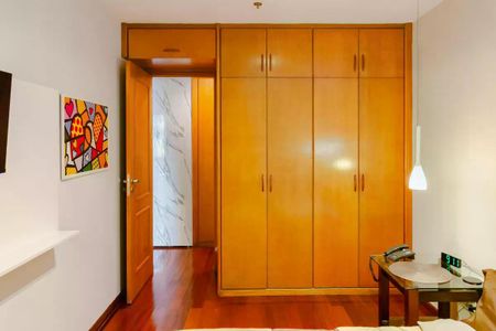 Apartamento para alugar com 110m², 2 quartos e 1 vaga Apartamento para alugar com 110m², 2 quartos e 1 vagaQuarto com móveis de madeira e pintura branca, com uma porta de vidro e uma mesa com telefone e relógio.