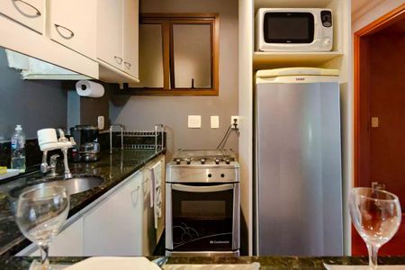 Apartamento para alugar com 110m², 2 quartos e 1 vaga Apartamento para alugar com 110m², 2 quartos e 1 vagaCozinha com geladeira, fogão e microondas, com móveis brancos e piso de granito.
