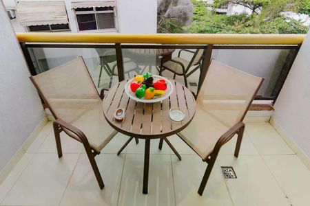 Apartamento para alugar com 110m², 2 quartos e 1 vaga Apartamento para alugar com 110m², 2 quartos e 1 vagaVaranda com mesa e cadeiras, com vista para o jardim e árvores ao fundo.