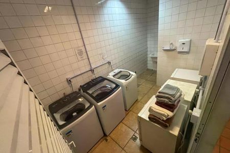 Apartamento para alugar com 110m², 2 quartos e 1 vaga Apartamento para alugar com 110m², 2 quartos e 1 vagaBanheiro com lavadora e secadora, piso de porcelanato e iluminação adequada.