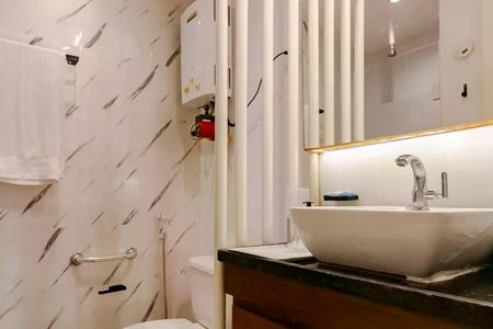 Apartamento para alugar com 110m², 2 quartos e 1 vaga Apartamento para alugar com 110m², 2 quartos e 1 vagaBanheiro com piso de porcelanato, pia de porcelanato e espelho grande.