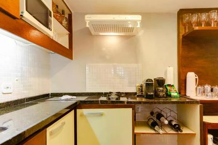 Apartamento para alugar com 110m², 2 quartos e 1 vaga Apartamento para alugar com 110m², 2 quartos e 1 vagaCozinha com móveis de madeira, piso de porcelanato e iluminação adequada.