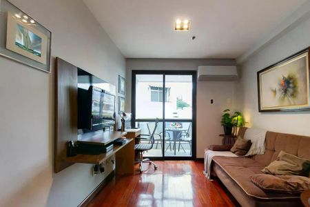 Apartamento para alugar com 110m², 2 quartos e 1 vaga Apartamento para alugar com 110m², 2 quartos e 1 vagaSala com TV, sofá e mesa de trabalho, com vista para a varanda.