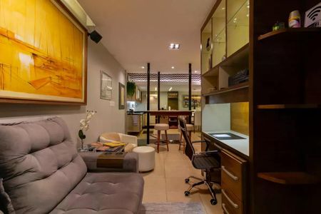 Apartamento para alugar com 110m², 2 quartos e 1 vaga Apartamento para alugar com 110m², 2 quartos e 1 vagaSala com sofás, mesa e cadeiras, pinturas e iluminação adequada.