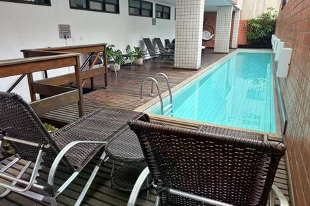 Apartamento para alugar com 110m², 2 quartos e 1 vaga Apartamento para alugar com 110m², 2 quartos e 1 vagaPiscina com deck e cadeiras de praia, com vista para a área externa.