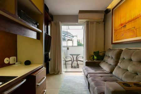 Apartamento para alugar com 110m², 2 quartos e 1 vaga Apartamento para alugar com 110m², 2 quartos e 1 vagaSala com sofá, TV e janela com vista para a varanda.