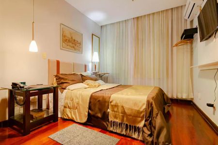 Apartamento para alugar com 110m², 2 quartos e 1 vaga Apartamento para alugar com 110m², 2 quartos e 1 vagaCama simples com colchão e travesseiro, com uma mesa de cabeceira e uma lâmpada acima.