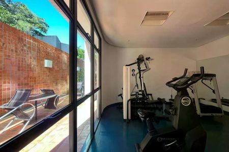 Apartamento para alugar com 110m², 2 quartos e 1 vaga Apartamento para alugar com 110m², 2 quartos e 1 vagaGinásio com equipamentos de exercícios e vista para a varanda.