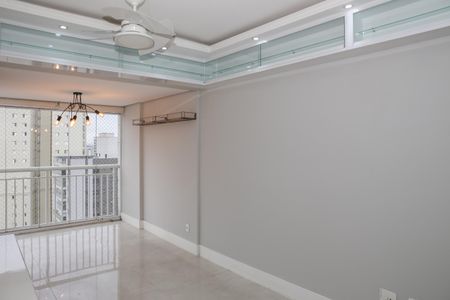 Apartamento à venda com 63m², 2 quartos e 1 vaga Apartamento à venda com 63m², 2 quartos e 1 vagaSala e Sacada