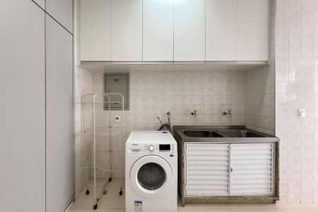Casa de condomínio à venda com 356m², 4 quartos e 5 vagas Casa de condomínio à venda com 356m², 4 quartos e 5 vagasÁrea de Serviço