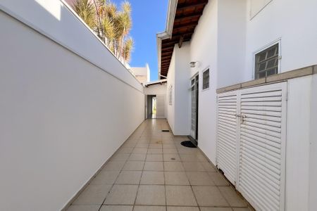 Casa de condomínio à venda com 356m², 4 quartos e 5 vagas Casa de condomínio à venda com 356m², 4 quartos e 5 vagasCorredor