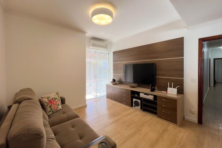 Casa de condomínio à venda com 356m², 4 quartos e 5 vagas Casa de condomínio à venda com 356m², 4 quartos e 5 vagasSala de TV