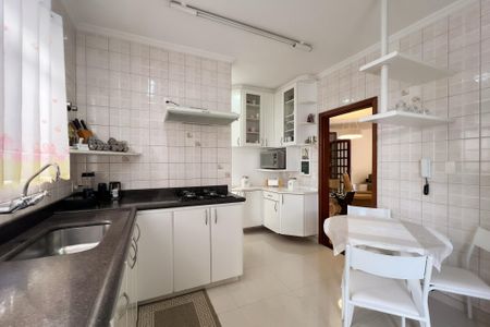 Casa de condomínio à venda com 356m², 4 quartos e 5 vagas Casa de condomínio à venda com 356m², 4 quartos e 5 vagasCozinha