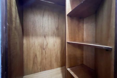 Casa de condomínio à venda com 356m², 4 quartos e 5 vagas Casa de condomínio à venda com 356m², 4 quartos e 5 vagasCloset da suíte 1