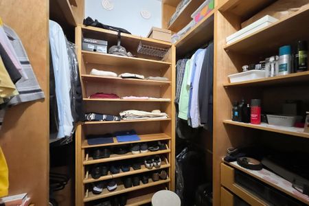 Casa de condomínio à venda com 356m², 4 quartos e 5 vagas Casa de condomínio à venda com 356m², 4 quartos e 5 vagasCloset da suíte 1