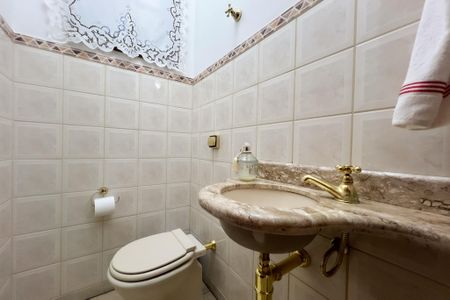Casa de condomínio à venda com 356m², 4 quartos e 5 vagas Casa de condomínio à venda com 356m², 4 quartos e 5 vagasLavabo