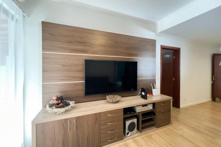 Casa de condomínio à venda com 356m², 4 quartos e 5 vagas Casa de condomínio à venda com 356m², 4 quartos e 5 vagasSala de TV
