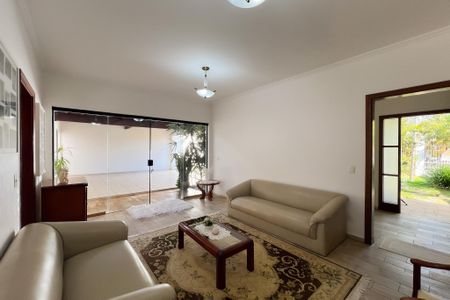 Casa de condomínio à venda com 356m², 4 quartos e 5 vagas Casa de condomínio à venda com 356m², 4 quartos e 5 vagasSala de estar