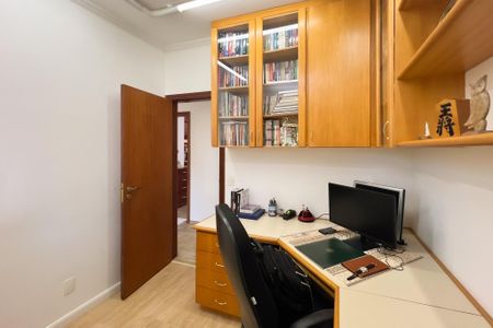 Casa de condomínio à venda com 356m², 4 quartos e 5 vagas Casa de condomínio à venda com 356m², 4 quartos e 5 vagasEscritório