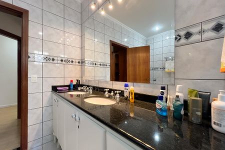 Casa de condomínio à venda com 356m², 4 quartos e 5 vagas Casa de condomínio à venda com 356m², 4 quartos e 5 vagasBanheiro da Suíte 1