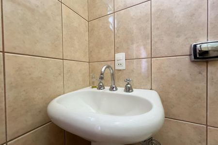 Casa de condomínio à venda com 356m², 4 quartos e 5 vagas Casa de condomínio à venda com 356m², 4 quartos e 5 vagasBanheiro da Suíte 2