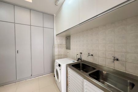 Casa de condomínio à venda com 356m², 4 quartos e 5 vagas Casa de condomínio à venda com 356m², 4 quartos e 5 vagasÁrea de Serviço