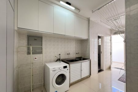 Casa de condomínio à venda com 356m², 4 quartos e 5 vagas Casa de condomínio à venda com 356m², 4 quartos e 5 vagasÁrea de Serviço