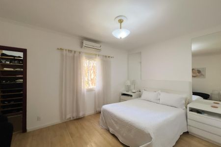 Casa de condomínio à venda com 356m², 4 quartos e 5 vagas Casa de condomínio à venda com 356m², 4 quartos e 5 vagasSuíte 1
