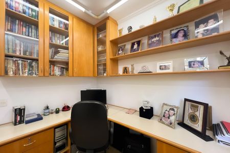 Casa de condomínio à venda com 356m², 4 quartos e 5 vagas Casa de condomínio à venda com 356m², 4 quartos e 5 vagasEscritório